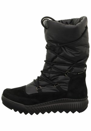 Bota negra impermeable con parte superior sintética acolchada, diseño de cordones y suela de goma texturizada con un patrón de zigzag.