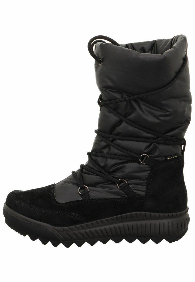 Bota negra impermeable con parte superior sintética acolchada, diseño de cordones y suela de goma texturizada con un patrón de zigzag.