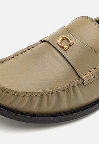 COACH JOLENE LOAFER - Jalga libistatavad jalanõud - moss