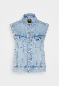 Světlá modrá džínová vesta s límečkem, předními knoflíky a dvěma náprsními kapsami. Má vybledlý vzhled a zvýrazněné švy.