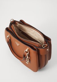 Borsa sintetica marrone con un design strutturato, dotata di hardware in tono oro, manici doppi e scomparti interni con zip.