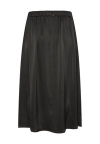 Zwarte knie-lange rok met een elastische tailleband, gemaakt van een gladde, lichte stof met subtiele verticale textuur.