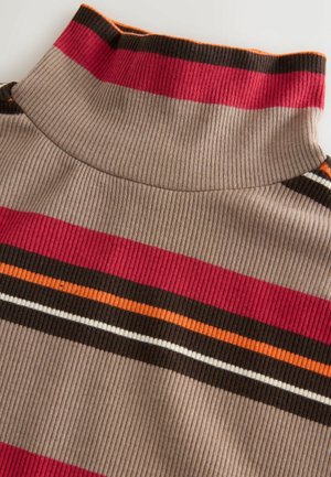 Tricou cu guler înalt cu nervuri, de culoare bej, având dungi îndrăznețe în roșu, maron, portocaliu și alb. Țesătura are un aspect texturat.