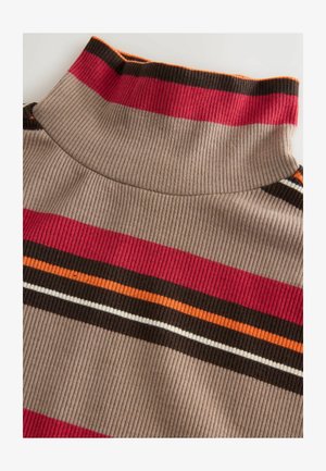 Rizses garbó felső bézs színben, piros, barna, narancs és fehér merész csíkokkal. Az anyag texturált megjelenésű.