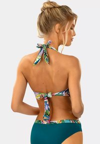 Zestaw bikini składający się z halter topu w tropikalny wzór z wiązanymi ramiączkami i jednolitych tealowych dolnych części. Gładki materiał i dopasowany krój.
