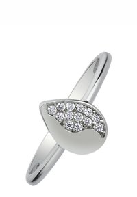 Bague en argent avec un design en forme de goutte d'eau, présentant une rangée de petites pierres précieuses claires serties le long d'un côté. Surface polie lisse et anneau élégant.