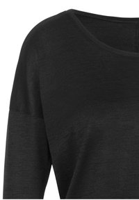 Schwarzes, leichtes Oberteil mit rundem Halsausschnitt, kurzen Ärmeln und einer leicht strukturierten Oberfläche, das ein einfaches, minimalistisches Design betont.
