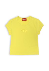 T-shirt gialla in cotone a maniche corte, con scollo rotondo e un logo ricamato discreto sul petto. Texture liscia, vestibilità casual.