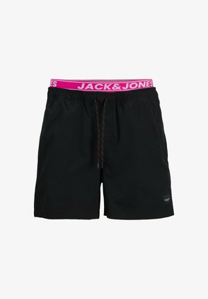 Shorts de bain noirs avec une ceinture élastique rose à logo, fermeture à cordon de serrage et un petit logo sur le côté. Texture lisse.