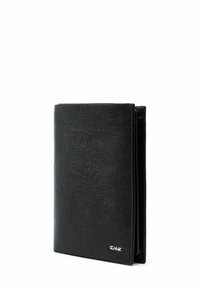 Czarny skórzany portfel o teksturowanej powierzchni, złożony w formie i z małym logo w prawym dolnym rogu.