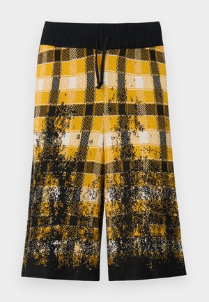Schwarz-gelbe karierte Shorts mit einem strukturierten Muster, ausgestattet mit einem schwarzen gerippten Bund und verstellbarem Kordelzug.
