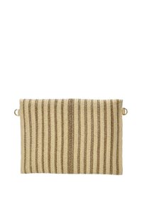 Bolso de mano de tela a rayas en beige y marrón, de forma rectangular, con una textura suave y herrajes metálicos en los laterales.