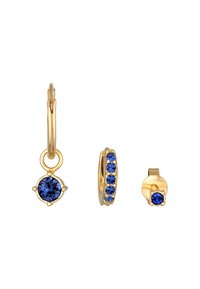 Drei Paar Ohrringe aus goldfarbenem Metall mit blauen Edelsteinen. Eins hat einen runden Anhänger, das andere ist ein Creolenpaar mit fünf Steinen, und das dritte Paar sind Ohrstecker.
