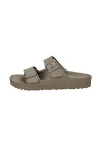 Braune Slippers aus Kunststoff mit zwei verstellbaren Riemen, von denen jeder eine rechteckige Schnalle hat. Strukturierten Sohle für besseren Halt.
