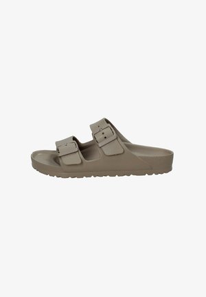 Bruine instap-sandalen van plastic met twee verstelbare banden, elk met een rechthoekige gesp. Getextureerde zool voor grip.