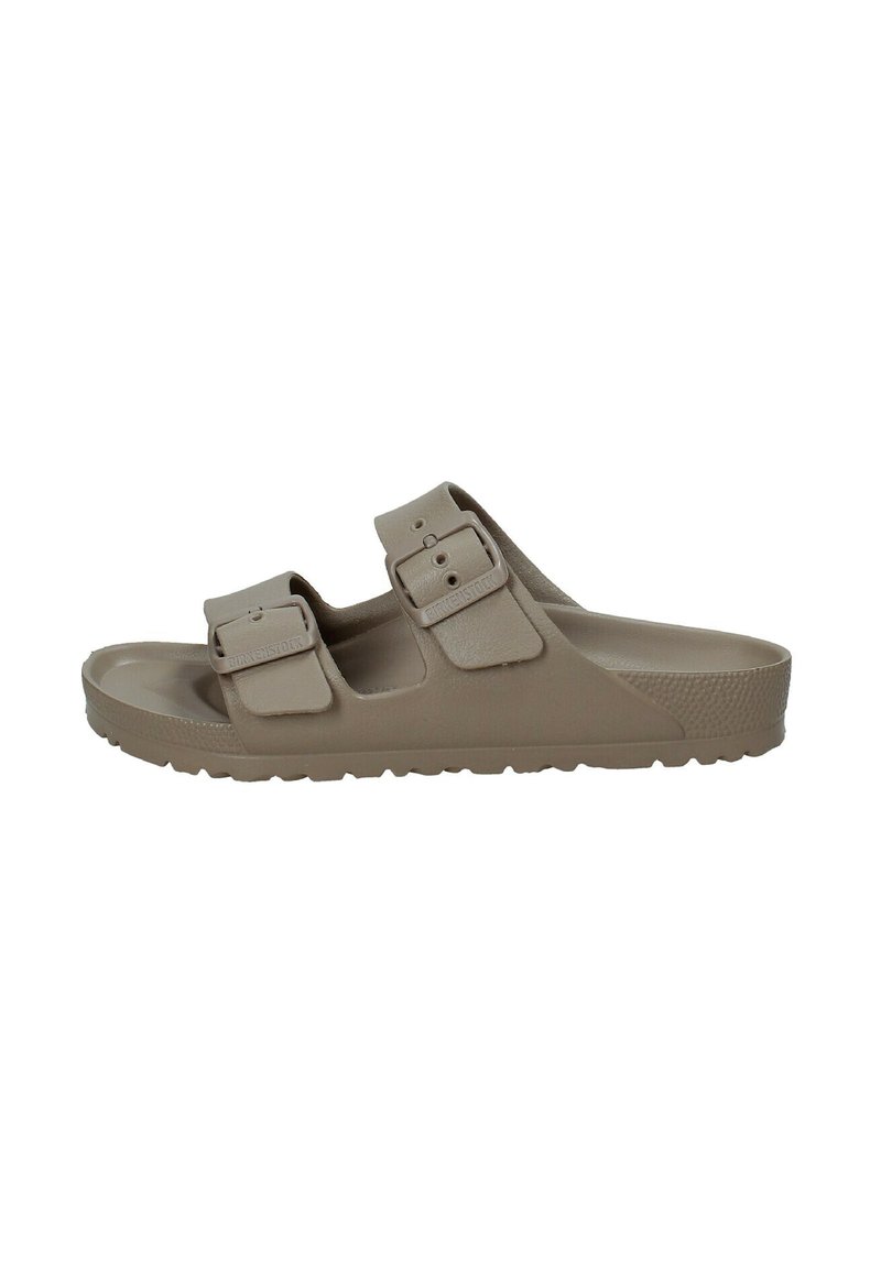 Braune Slippers aus Kunststoff mit zwei verstellbaren Riemen, von denen jeder eine rechteckige Schnalle hat. Strukturierten Sohle für besseren Halt.