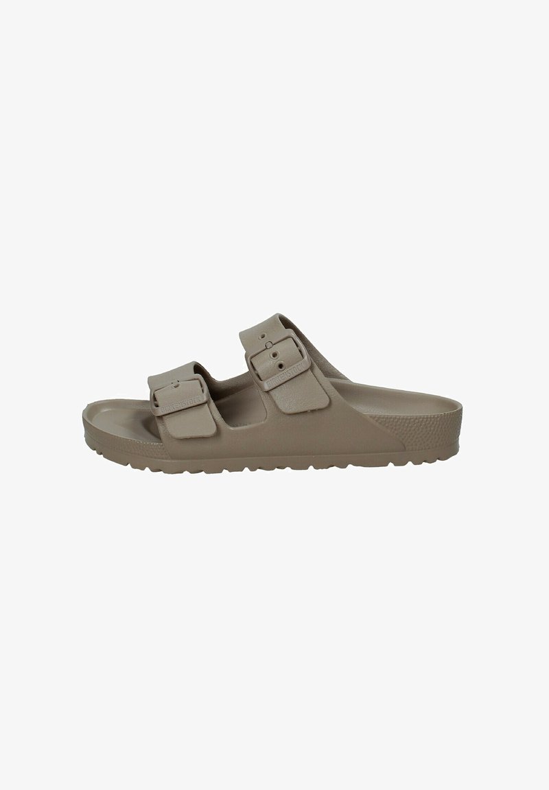 Sandali marroni slip-on in plastica con due cinturini regolabili, ognuno con una fibbia rettangolare. Suola testurizzata per una migliore aderenza.