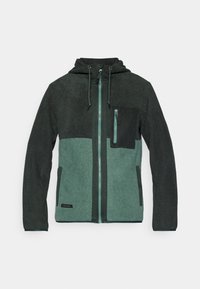 Fleece jakna u tamnozelenoj i tirkiznoj boji s patentnim zatvaračem, podešavanom kapuljačom i teksturiranim materijalom. Ima džep na grudima i bočne džepove.