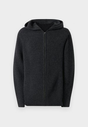 Tmavo šedá mikina na zips vyrobená z rebrovanej tkaniny. Má kapucňu a jednoduchý dizajn bez ďalších vzorov alebo akcentov.