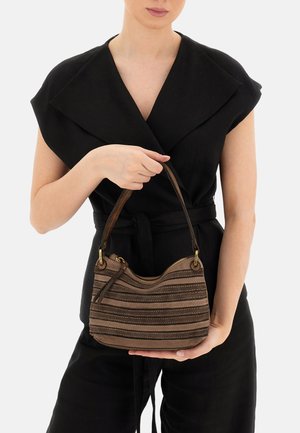 Borsa a tracolla a strisce marroni con forma curvata, realizzata in materiale testurizzato, con accessori dorati e una maniglia corta.