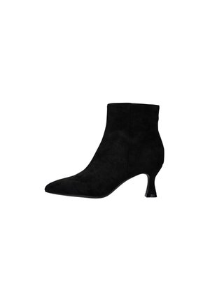 Zwarte suedinen enkelboot met een spitse neus en een lage, gebogen hak. Gladde textuur en minimale details, wat een slanke silhouet creëert.