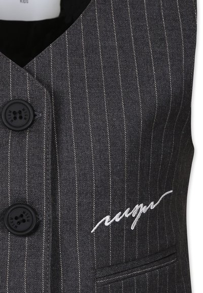 Gilet grigio a righe sottili realizzato in tessuto testurizzato, con tre bottoni neri, un logo bianco ricamato e una tasca laterale.