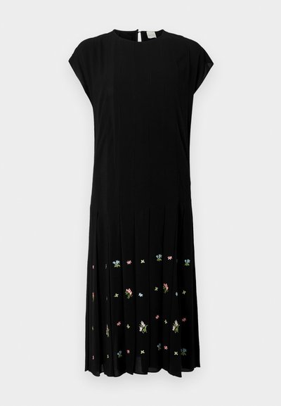 Robe noire avec encolure ronde, manches courtes, et design plissé. Broderie florale aux couleurs pastel orne l'ourlet.