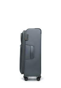 Grijze harde koffer met een gestructureerd oppervlak, dubbele wielen, zijhandgreep en combinatie slot, met een verticale slanke vormgeving.