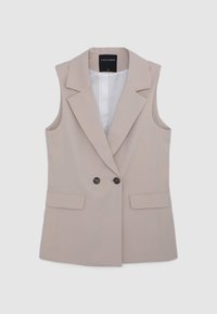 Gilet senza maniche beige con colletto a revers, due tasche frontali e doppia chiusura con bottoni neri. Realizzato in tessuto liscio, progettato per una vestibilità sartoriale.