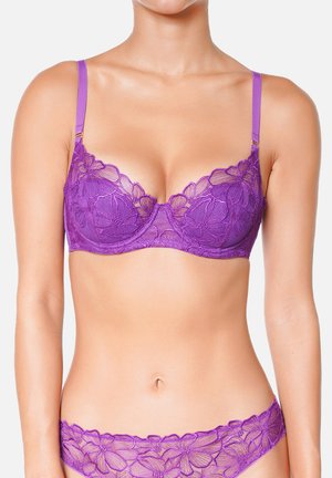 Soutien-gorge en dentelle violette avec des motifs floraux, des bretelles réglables et une conception moulée, accompagné d'un slip en dentelle assorti.
