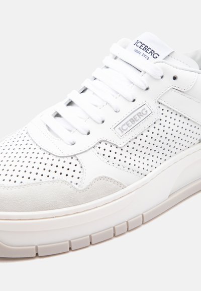 Λευκό παπούτσι με διατρήσεις, λεπτομέρειες από σουέντ, λευκά κορδόνια και το λογότυπο "ICEBERG since 1974" στη γλώσσα και στο πλαϊνό πάνελ.