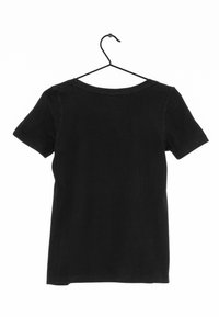 Svart bomull t-shirt med korta ärmar och rundad halsringning, upphängd på en svart galge, slät textur, inga synliga mönster eller detaljer.