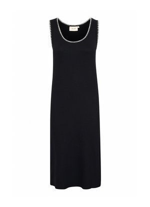 Sort ribbet kjole med rund halsudskæring, der har hvide, bølgede detaljer langs kanterne. Ærmeløs, knælængde design.