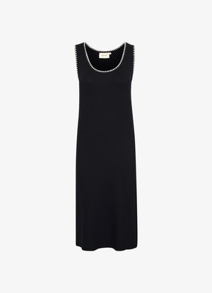 Musta, ribbineuloksesta valmistettu mekko, jossa on pyöreä pääntie ja valkoiset, aaltoilevat korostukset reunoilla. Hihaton ja polvipituinen malli.