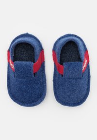 Pantofole in feltro blu con fodera morbida, dotate di accenti elastici rossi e una fascia in velcro. Design semplice senza tallone chiuso.