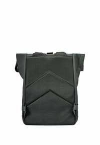 Czarny plecak z wyściełanym, oddychającym panelem tylnym i regulowanymi paskami na ramiona, prezentowany na białym tle.