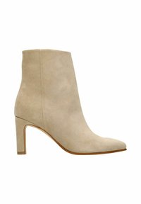 Beige suède enkellaars met een spitse neus en een naaldhak. Gladde textuur en gestroomlijnd ontwerp met minimale accenten.