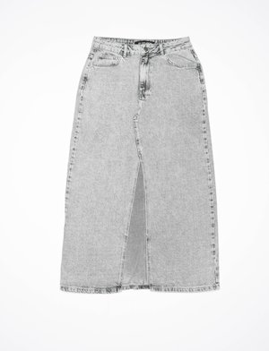 Gonna in denim grigia con spacco frontale, vita alta, cinque tasche e dettagli cuciti. Orlo piatto con leggera usura. Design classico.