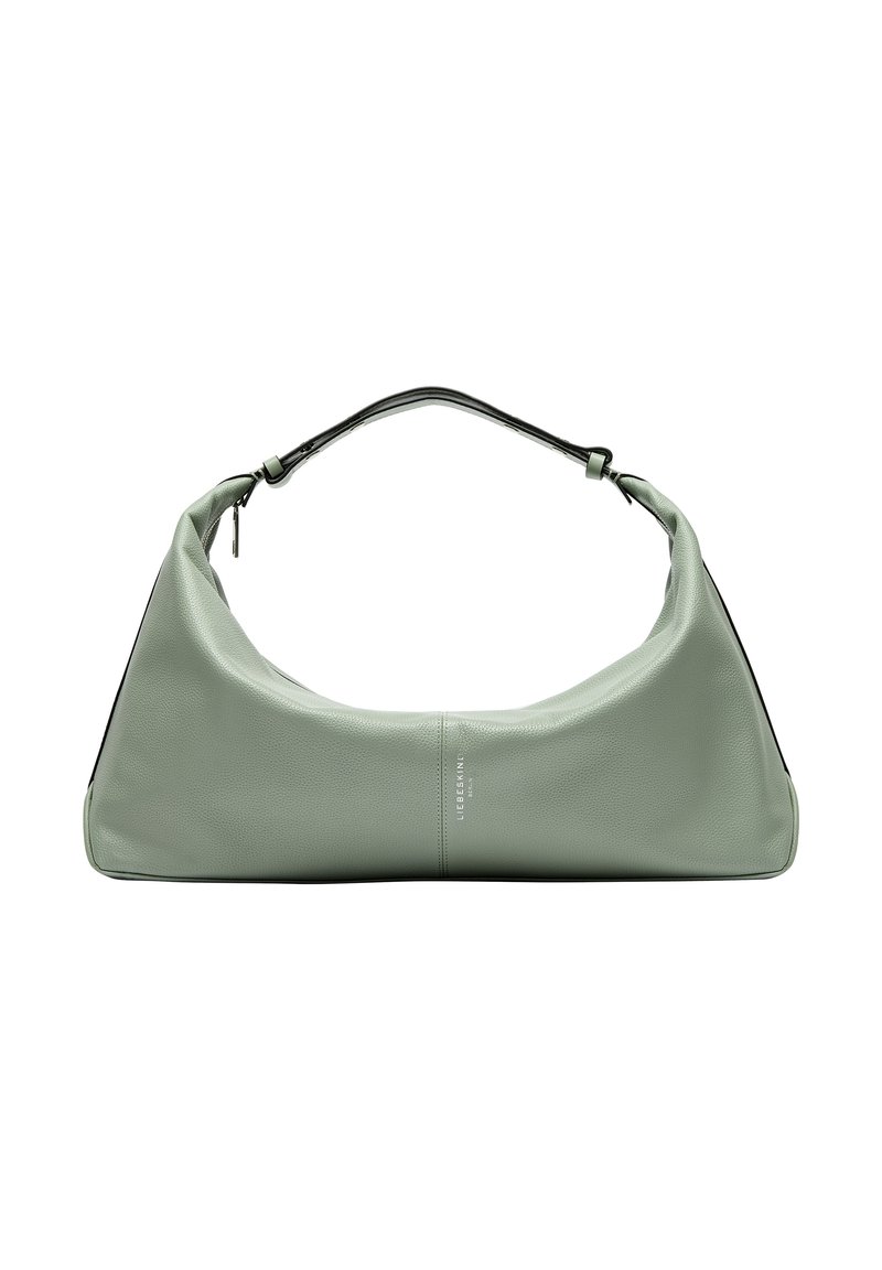 Grüne Lederhandtasche mit einer strukturierten, dreieckigen Form und einer weichen Textur. Verfügt über einen schwarzen Tragegurt und minimale Markenkennzeichnung auf der Vorderseite.