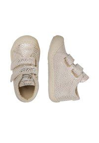 Lichte roze kinderschoenen met een gestructureerd oppervlak, twee klittenbandsluitingen en een witte rubberen zool. Eenvoudig, rond ontwerp.