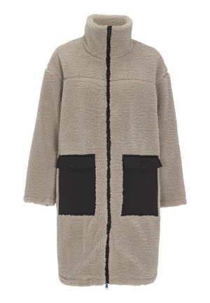 Beige nep-shearling coat met een hoge kraag, volledige rits en twee zwarte drukknoopzakken aan de voorkant. Zachte textuur met een oversized ontwerp.