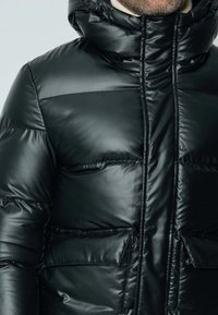 Doudoune noire avec une finition brillante, dotée d'une capuche, d'une fermeture éclair et de deux poches avant. Le tissu est lisse et isolant.