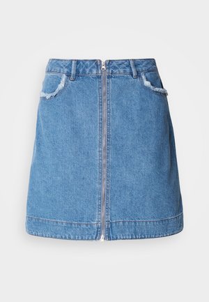 Hele sinine denim seelik, millel on ees lukuga taskud, kulunud taskuääred ja sirge lõige. Hem on veidi kõver.