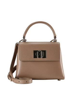 Piccola borsa a mano in pelle taupe con manico superiore, tracolla lunga removibile e chiusura rettangolare argentata sulla patta frontale.