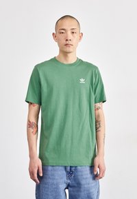 adidas Originals TREFOIL ESSENTIALS - Triko s potiskem - preloved green