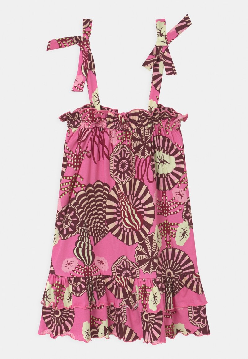 Robe rose sans manches avec bretelles à nouer, haut et ourlet à volants, présentant de grands motifs floraux abstraits et circulaires en marron et crème.