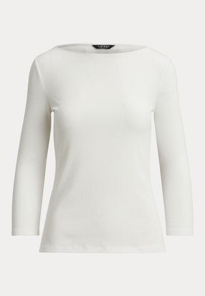 Λευκή ριγωτή μπλούζα μακρυμάνικη με λαιμόκοψη σκαφάκι και εφαρμοστή σιλουέτα, παρουσιάζεται σε απλό φόντο.