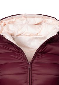 Bordeaux puffer jack met een gladde buitenkant en lichte voering. Voorzien van een centrale ritssluiting en een gewatteerd patroon voor isolatie.