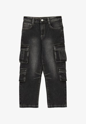 Pantaloni cargo in denim nero con cinque tasche, vestibilità ampia e cuciture in evidenza. Presentano tasche laterali con alette e chiusura a bottone.