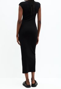 Černé midi šaty s obepínajícím střihem a krátkým rukávem, vyrobené z hladkého materiálu; mají rovný střih a sahají pod kolena.